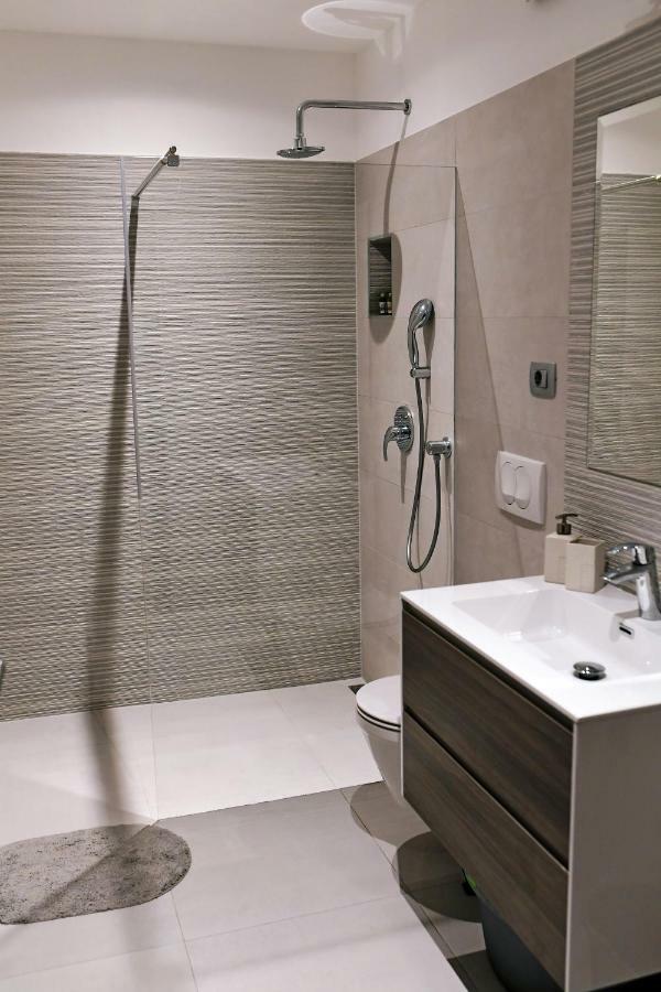 Apartment Luce Njivice Buitenkant foto